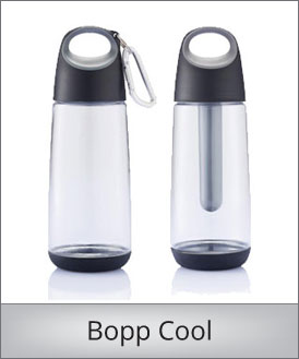 Bopp Cool har et prisvindende design. Flasken har en kapacitet på 700 ml. .  En bæredygtig flaske med et genial integreret køleelement. 